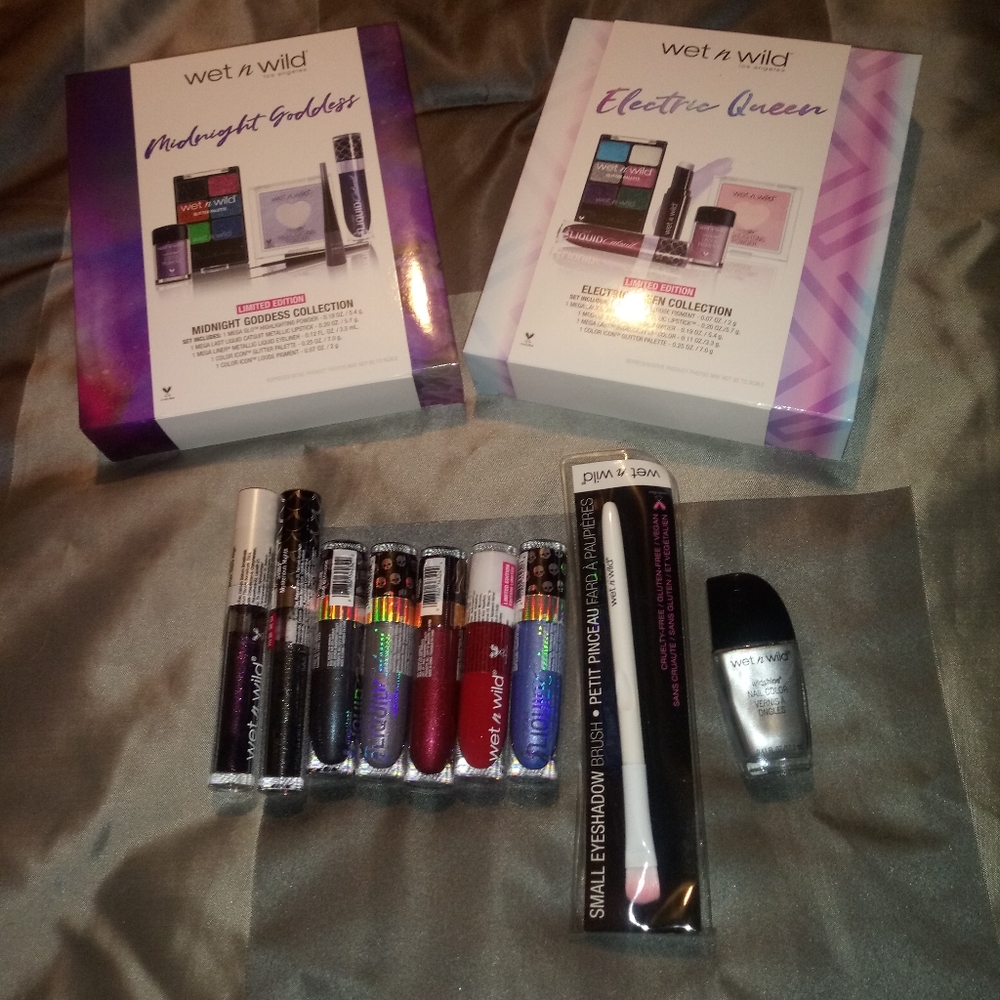 SOLD ON EBAY Wet N Wild Make Up Bundle